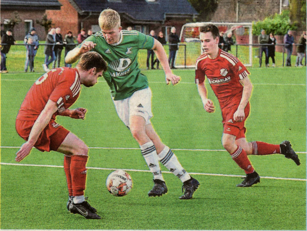 Stephan Thier /Mitte) sorgte für mächtig Betrieb und setzt sich gegen Timo Mevenkamp und  Timo Fedders durch - am Ende reichen seine beiden Treffer der SG 06 aber nicht.