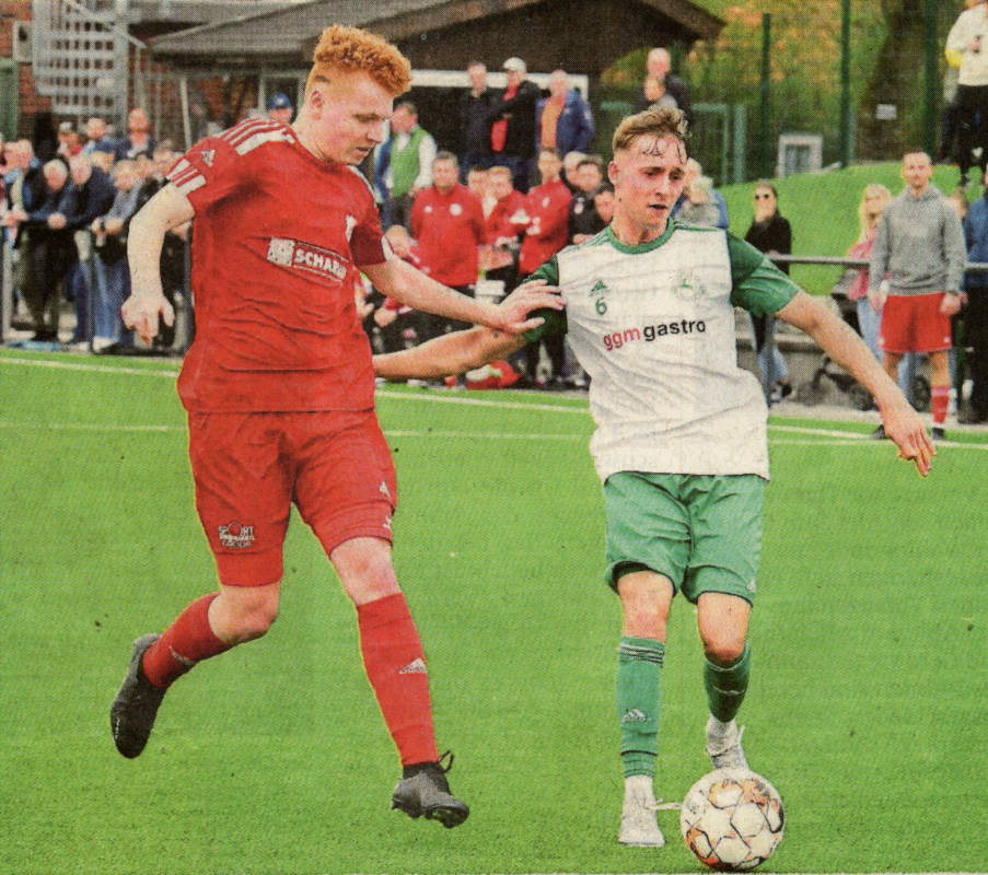 Was die Gäste aus Epe um Leon Kernebeck (rechts) auch probierten, die Osterwicker waren immer zur Stelle - hier stört Niklas Boll seinen Gegenspieler.    Fotos: fw
