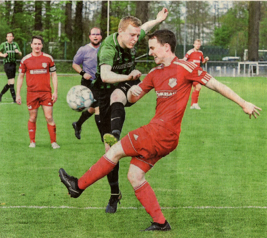 Verbissen ging es zur Sache, wie hier zwischen Simon Werschmöller (rechts) und Tim Bitter. Die bessere Mannschaft an diesem Tag war aber der ASC Schöppingen.    Foto: fw