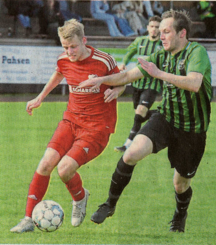 Durchsetzen, gewinnen und dem Klassenerhalt. ein Stück näher kommen, das ist das Ziel von Noah Eggemann (links) und Westfalia. Foto: fw