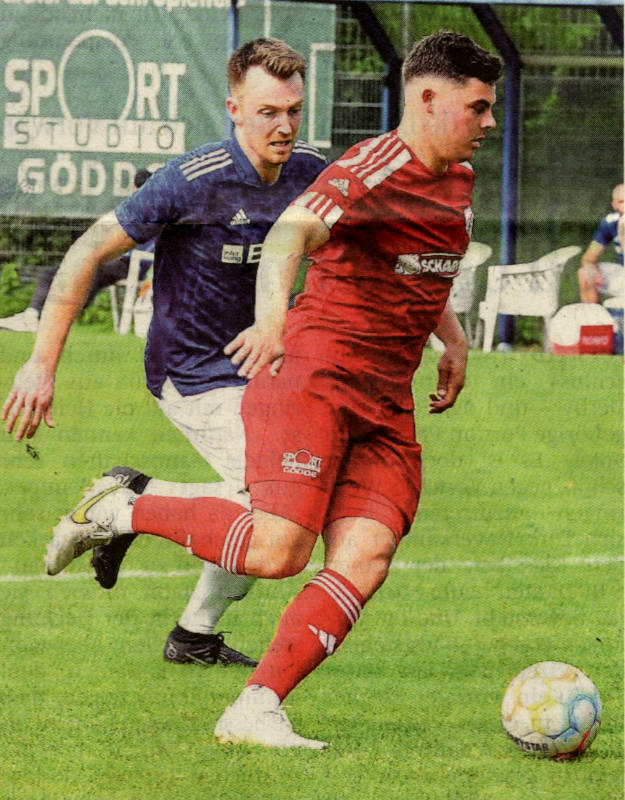 Der•Dirigent im Westfalia-Trikot: Timo Grabowsky (rechts), hier im Zweikampf mit dem DJK'er Bastian Domeier.	Foto: Frank Wittenberg