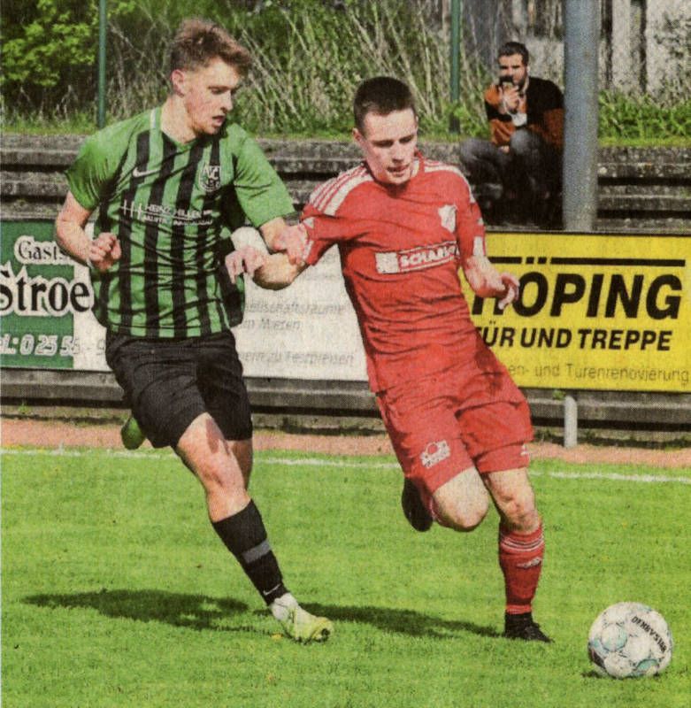 90 Minuten auf dem Gaspedal: Timo Fedders (rechts) muss mit der Westfalia beim VfB Alstätte ran.    Foto: fw