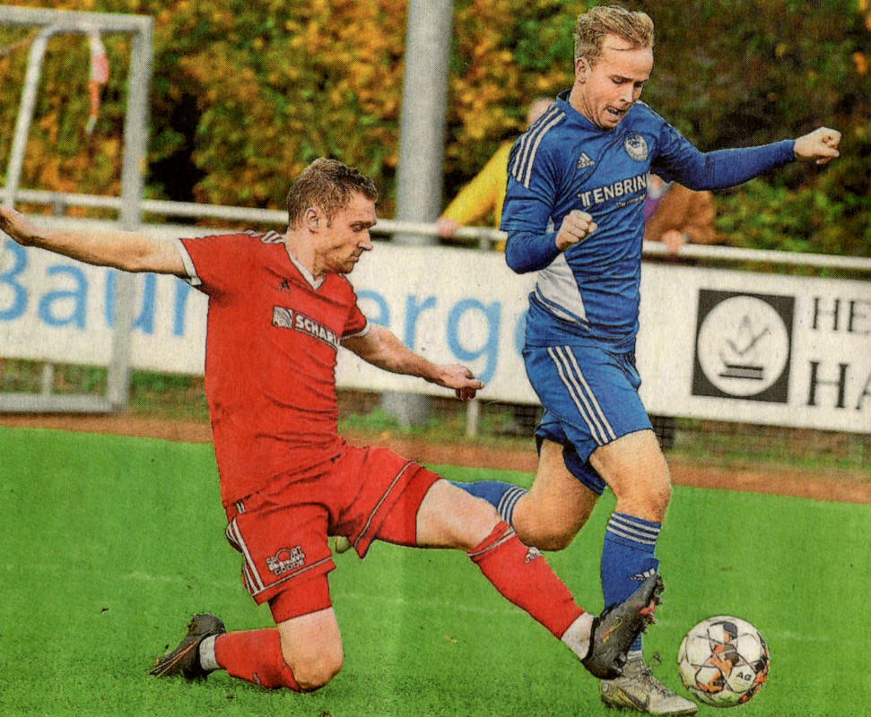 Mit vollem Einsatz: So wie hier Timo Mevenkamp (links) gegen Luca Friedrich machte es Aufsteiger Westfalia Osterwick dem Titelanwärter SuS Stadtlohn mächtig schwer.    Foto: fw