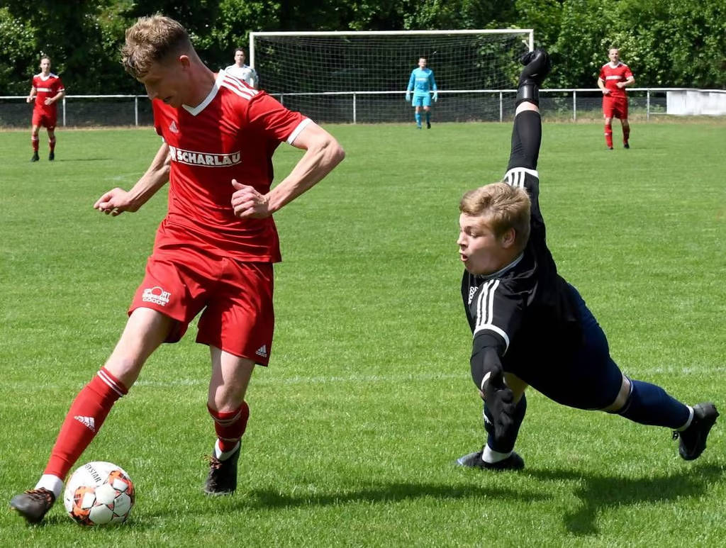 Werden sich am kommenden Dienstag im Zuge des Provinzial-Rosendahl-Cups wieder gegenüberstehen: Westfalia-Stürmer Florian Richters (links) und SW-Schlussmann Luka Voßkühler. Foto: Foto: Mats Wittenberg/Archiv