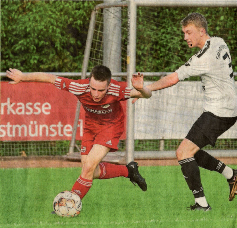 Fair beharkten sich die beiden Ortsrivalen gestern Abend, Tore fielen allerdings keine: Timo Fedders (Westfalia, links) und Leon Richter im Duell.    Foto: Frank Wittenberg