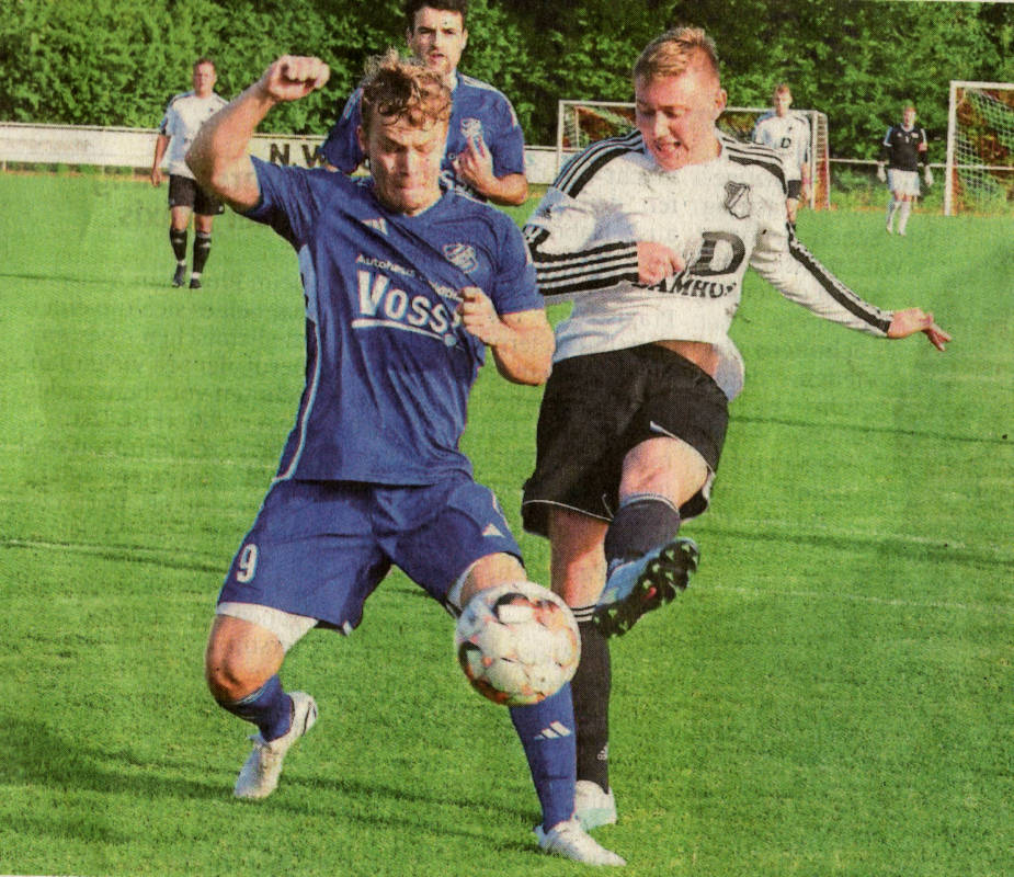 Rettung in höchster Not: Aaron Höing (links), Turo-Neuzugang aus Nottuln, klärt den Schuss des Holtwickers Jonas Hullerum zur Ecke.    Foto: Frank Wittenberg