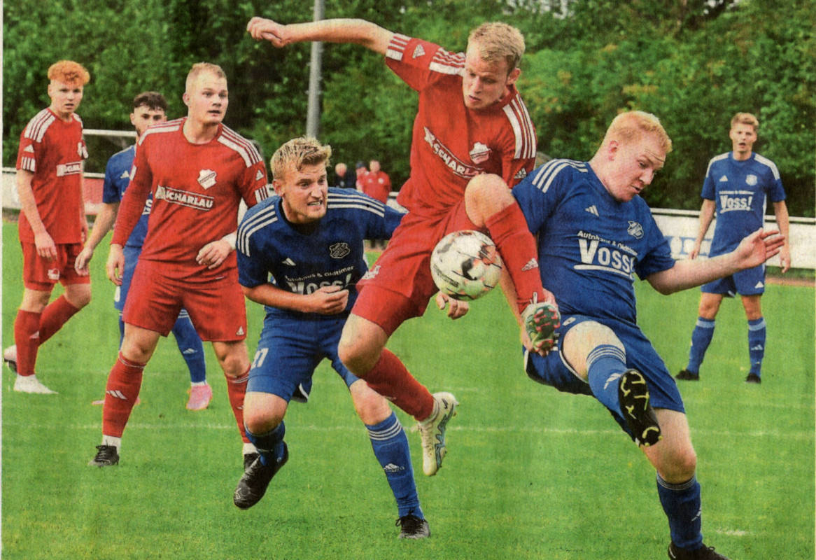 Ab durch die Mitte: Westfalia-Stürmer Noah Eggemann versucht es mit dem kürzesten Weg — die Darfelder Simon Göverf (rechts) und Jonas Klos- termann wollen das verhindern.    Fotos: fw