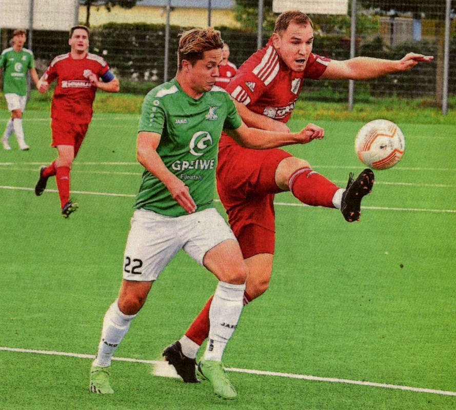 Der Doppelpacker: Tim Beughold (links), hier im Zweikampf mit Uli Wirtz, brachte die SG 06 zwei Mal in Führung - gereicht hat das am Ende aber nicht.    Fotos:fw 