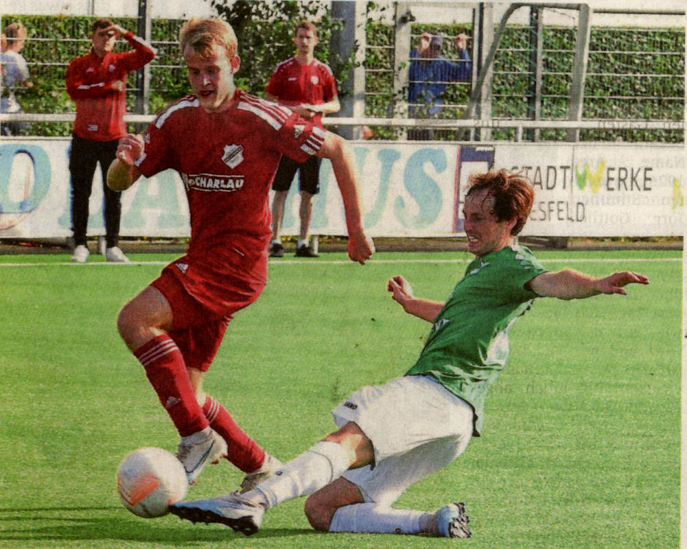 Der Dreierpacker: Noah Eggemann (links) behauptet sich gegen SG-Defensivmann Florian Weber - mit drei Treffern trug er maßgeblich zum Westfalia-Sieg bei.