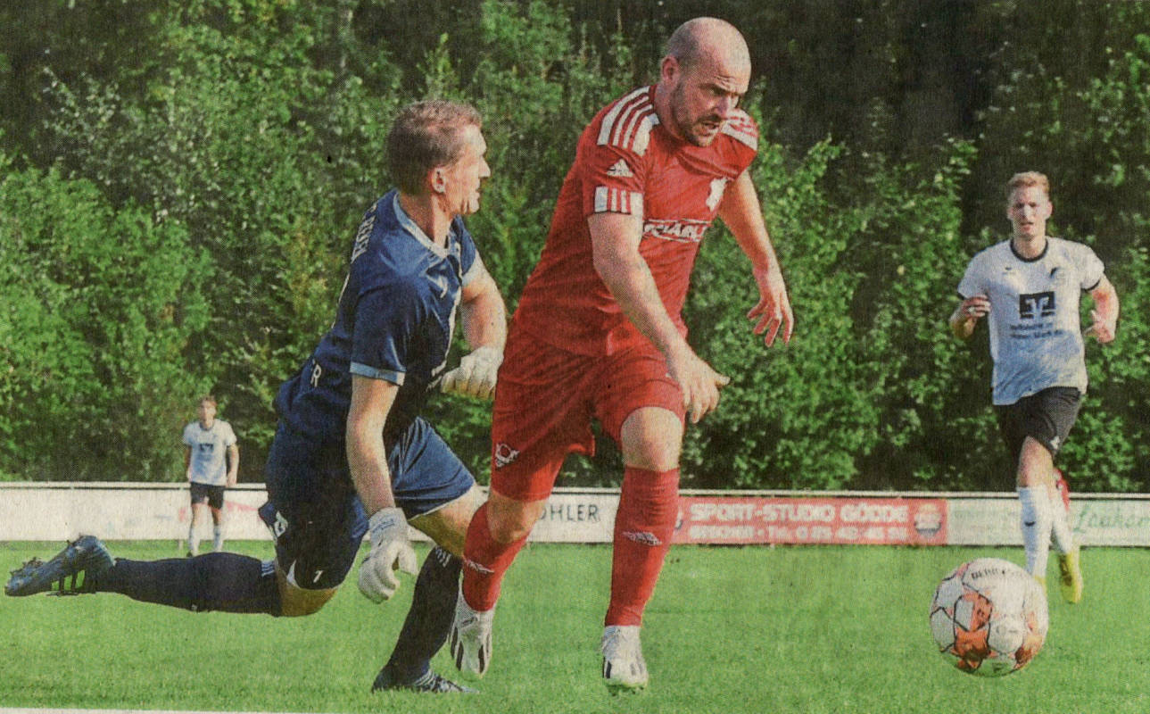 auf und davon: Mario Worms lässt KeeperJohannes Stauder keine Abwehrchance. Wie eine Slalomstange umkurvt er ihn und schieebt den Ball Sekunden späterin leere Tor. Ende gut, Alles gut   Foto Ulrich Hörnemann