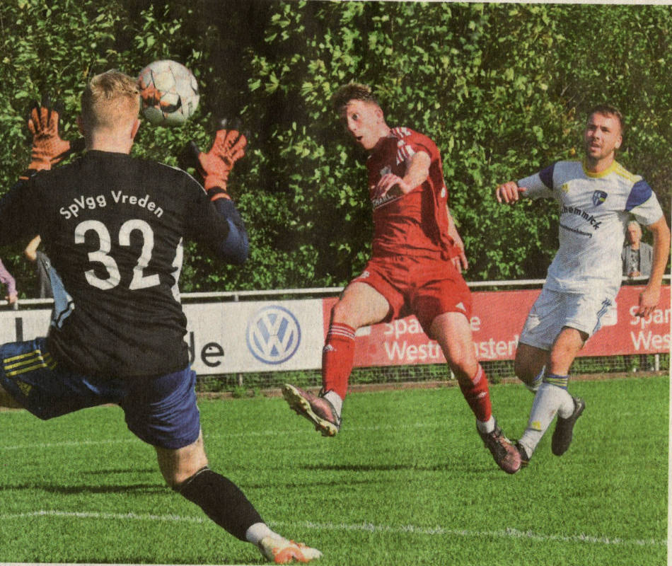 Viele Male kam Florian Richters (Mitte) gegen SpVgg Vreden II gefährlich vor das Tor. Doch einen finalen Abschluss konnte er für die Westfalia nicht verbuchen.    Foto: Franziska lx