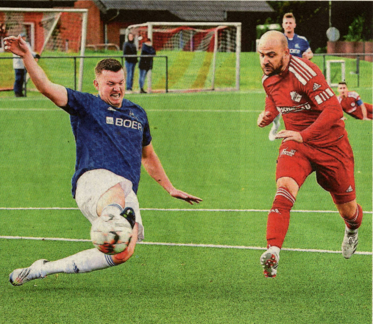 Diesmal trifft er nicht: In dieser Situation scheitert Mario Worms (links) - bedrängt von .Henry Krampe - an DJK-Schlussmann Jannis Thentie. Fotos: fw