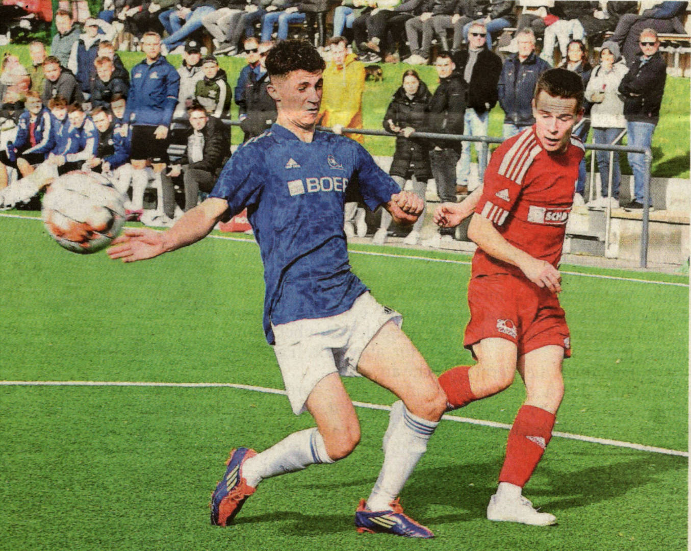 Starker Auftritt: Maximilian Funkner (links), der hier gegen Timo Fedders zu spät kommt, erzielte einen DJK-Treffer selbst und bereitete zwei vor.