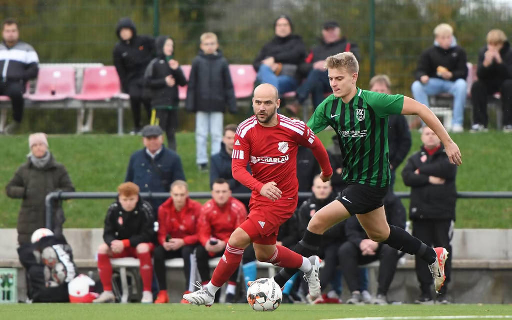 Mit seinem elften Saisontor erzielt Mario Worms (links), hier im Duell mit Steffen Lausemann, der 1:1-Ausgleich gegen Schöppingen. Foto: Foto: uh