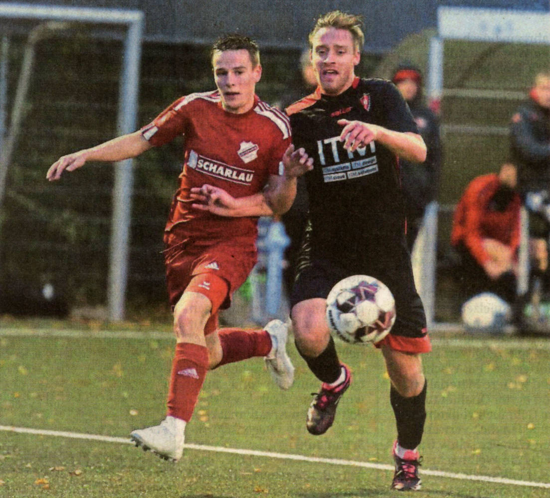 Schwerstarbeit musste die Westfalia-Abwehr um Timo Fedders (links) in der zweiten Halbzeit verrichten - am Ende war aber die Enttäuschung beim SV Gescher und Marco Ostendarp riesengroß. Fotos: fw