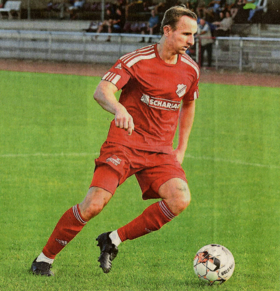 16 Jahre ununterbrochen für „die Erste" in Osterwick im Einsatz: Tobias Paschert, seit fünf Jahren auch als Spielertrainer tätig, hört im nächsten Sommer auf.    Foto: fw