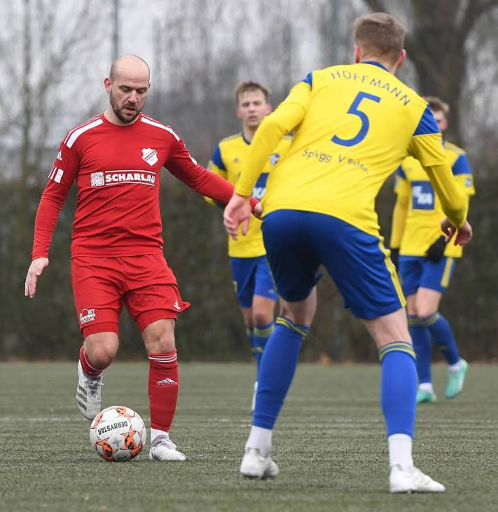 Umzingelt: Wenn der Osterwicker Spielertrainer Mario Worms (links) am Ball war, attackierten ihn gleich mehrere Akteure aus Vreden.