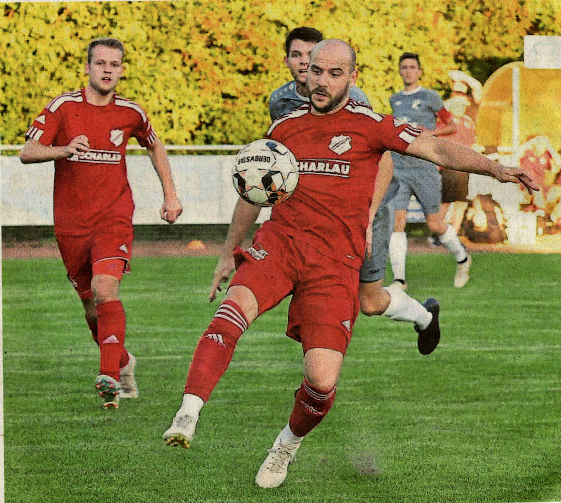 Lebensversicherung in rotem 'Gewand: Mario Worms (vorne) und Noah Eggemann (links) haben 24 der bisher 30 Westfalia-Saisontore geschossen.    Fotos: fw