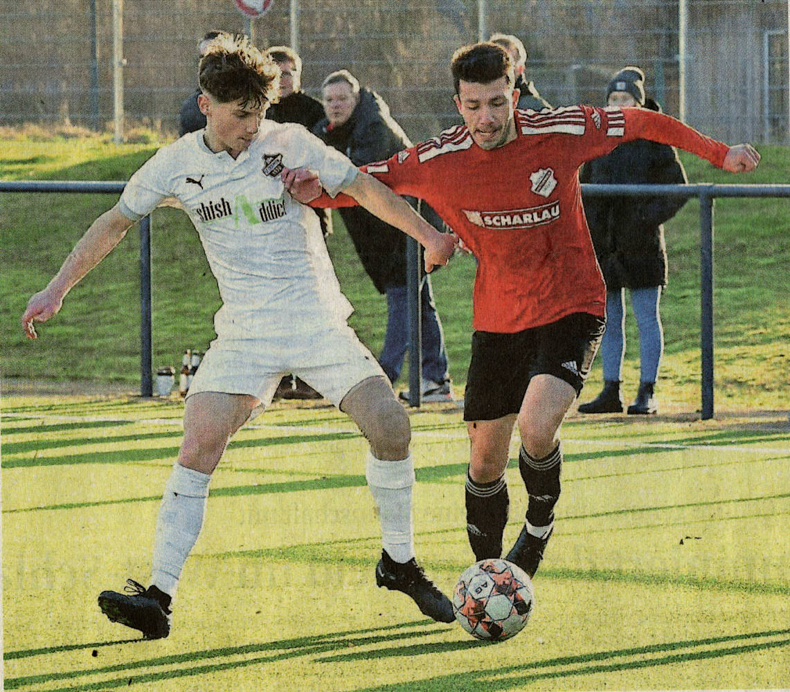 Es muss nicht immer Noah Eggemann oder Mario Worms sein: Luca Thiäner (rechts) trug mit einem Treffer zum klaren 9:1-Sieg von Westfalia Osterwick gegen DJK Dülmen bei.    Foto: Frank Wittenberg