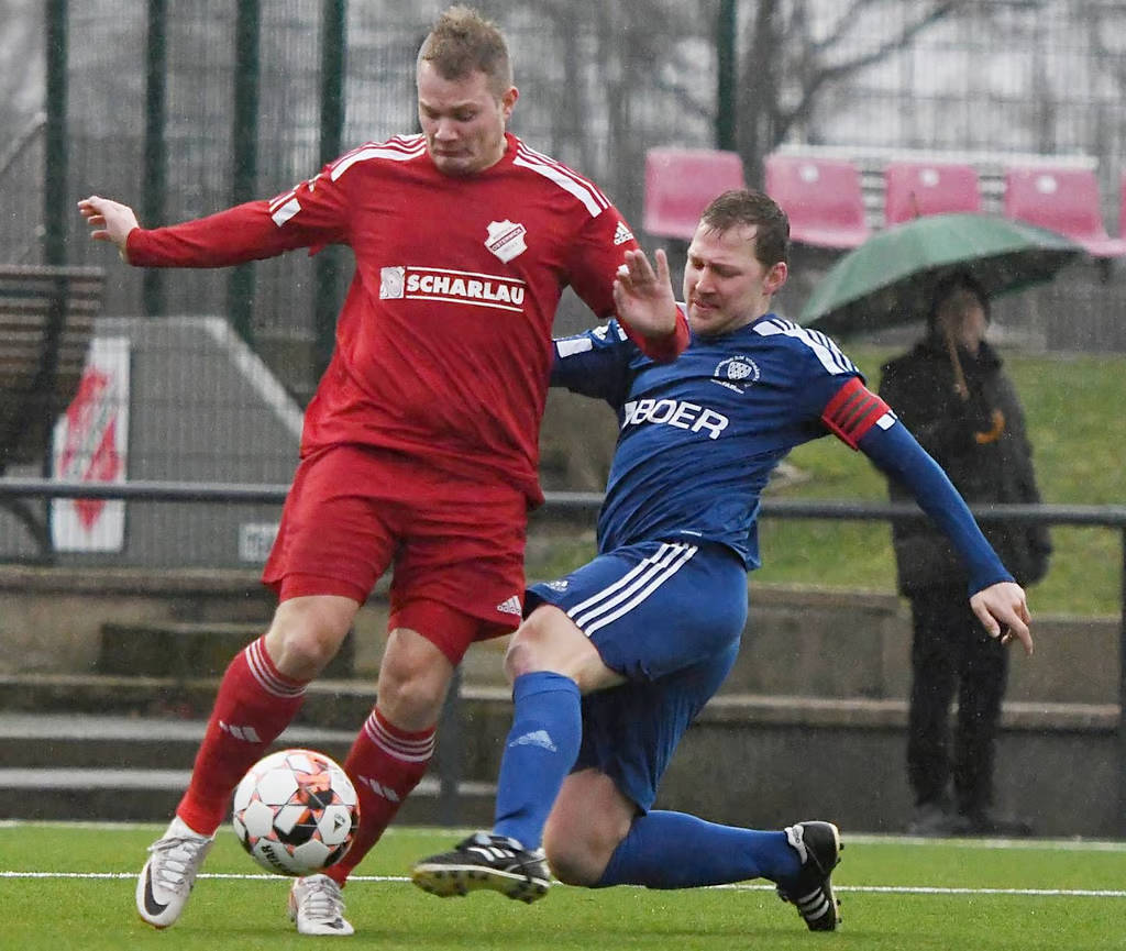 Erwischt: Vorwärts-Kapitän David Vennemann (rechts) holt den Westfalia-Stürmer Simon Rotthäuser von den Beinen. Ein Strafstoß ist die Folge.