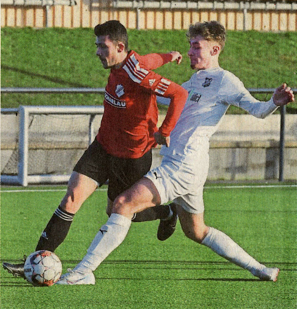 Alles reinwerfen: Für Luca Thiäner (links) und Westfalia Osterwick geht es gegen den SV Heek um wichtige Zähler für den Klassenerhalt. Foto: fw