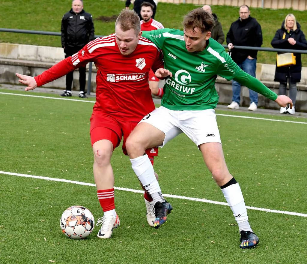 Die Kontrahenten schenkten sich nichts: Simon Rotthäuser (links), per Freistoß Schütze zum 2:1-Zwischenstand, im Duell mit dem SG’ler Luis Bollenberg. Foto: Fotos: fw