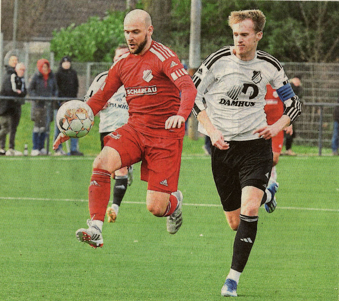 Auf dem Weg zum 1:1-Ausgleich für die Westfalia: Nach Zuckerpass von Timo Grabowsky entwischt Mario Worms seinem Bewacher Maurice Thentie und vollendet.    Fotos: fw