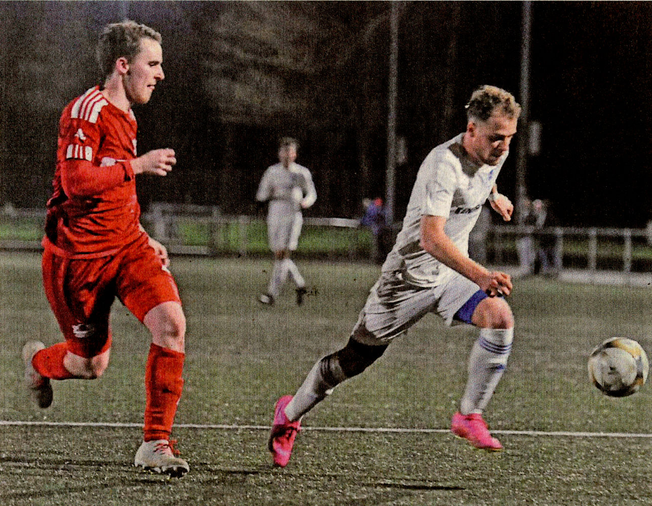 Das ging teilweise zu schnell für die Westfalia: Simon Werschmöller (links) hat gegen Laurentin Tuca das Nachsehen — am Ende siegte der SuS Stadtlohn klar mit 5:1.    Foto: Sascha Keirat