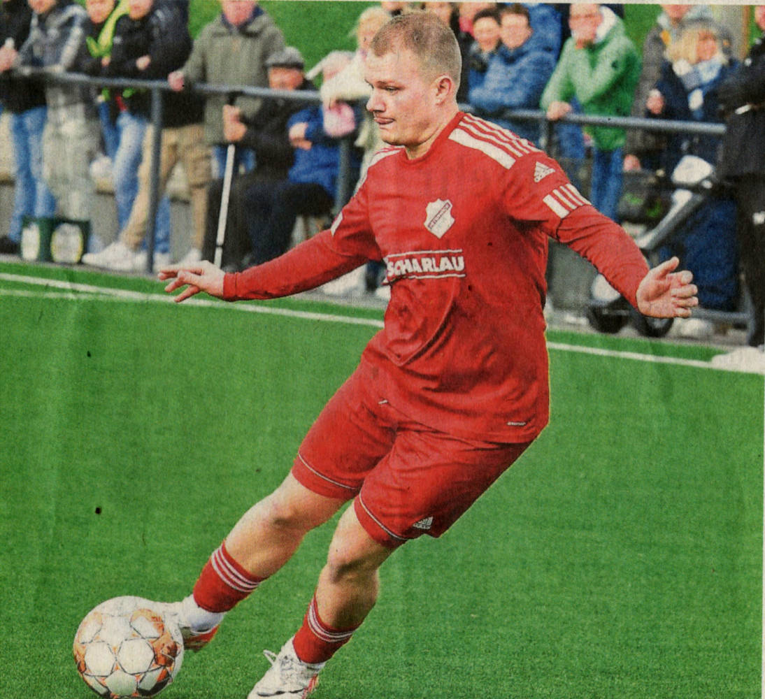 Simon Rotthäuser und Westfalia Osterwick durften sich nach dem 2:2-Remis gegen den TSV Raesfeld bei Torhüter Dominik Chmieleck bedanken. Der Keeper erwischte einen Sahnetag.    Foto: fw