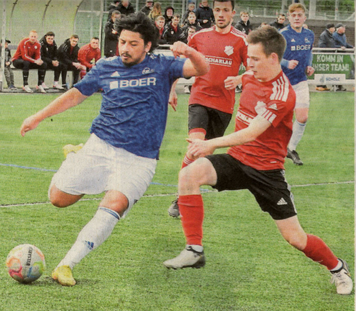 Torjäger Samir Ismailov (links), hier im Zweikampf mit Timo Fedders, ging gestern selbst leer aus, bereitete aber die Führung der DJK mit einem punktgenauen. Eckball ein.    Fotos: fw