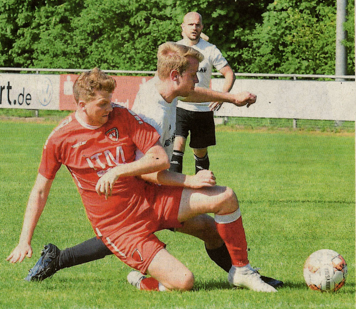 Hinten der Aufräumer, vorne der Knipser: Jonah Ploß (links) klärt mit vollem Einsatz gegen Noah Eggemann und erzielt später den Siegtreffer für den SV Gescher.    Fotos: fw