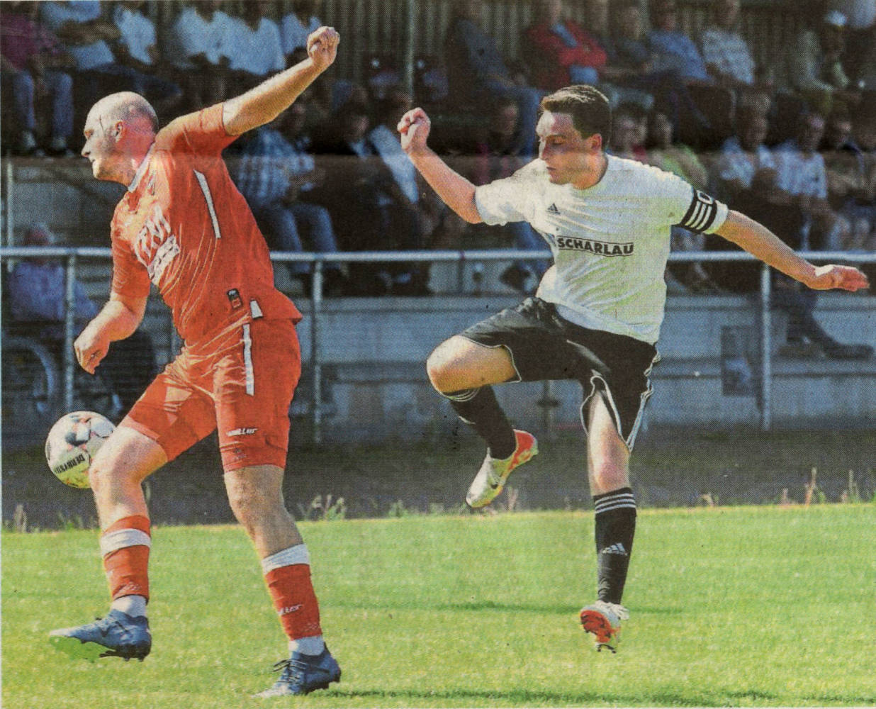 Fußball-Ballett im Sonnenschein: SV-Abwehrmann Florian Ploß (links) klärt vor dem grazil heranfliegenden Westfalia-Kapitän Lars Knipper.
