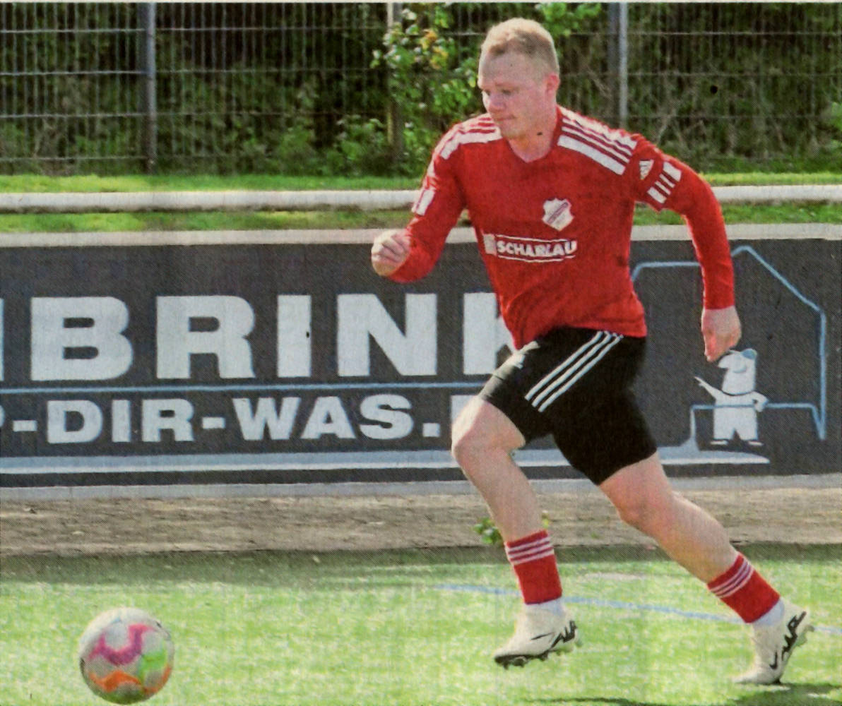 Simon Rotthäuser war in der Anfangsphase nur durch ein Foul zu bremsen - den Elfmeter verwandelte Mario Worms zur Führung für die Westfalia.    Foto: fw