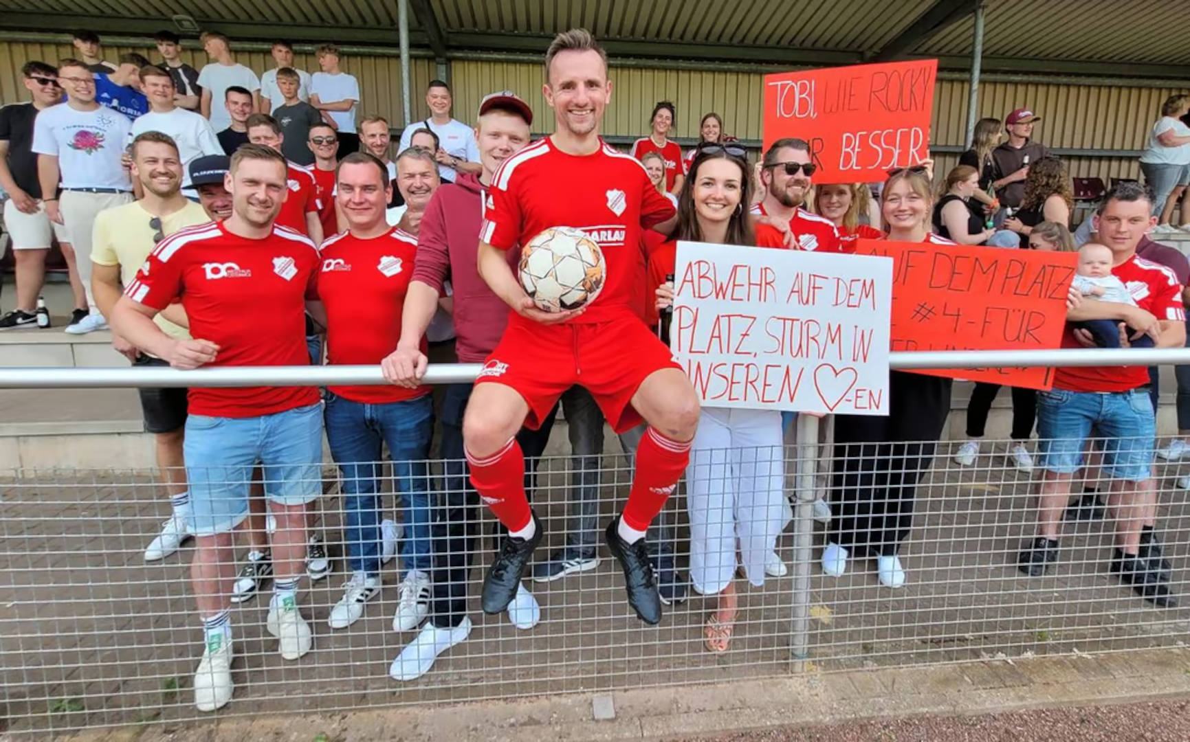 Mittendrin statt nur dabei: Tobi Paschert hat die Fußball-Rente durch. Sagt er zumindest. Seine Fans feiern den „Capitano“ von Westfalia Osterwick. Freundin Theresa, sein größter und liebster Fan, steht an seiner Seite: „Abwehr auf dem Platz, Sturm in unseren Herzen“. Foto: Foto: Ulrich Hörnemann