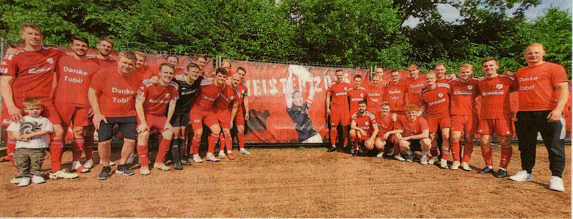 16 Jahre lang hat er für die erste Mannschaft von Westfalia Osterwick die Schuhe geschnürt, davon vier als Spielertrainer: Mit dem feierlichen Abschied von Tobias Paschert geht beim Bezirksligisten nun eine bedeutende Ära zu Ende. Für die Westfalia-Truppe Grund genug, ihrem scheidenden Trainer und ehemaligen „Capitano" mit einer Choreographie zu ehren. Auf insgesamt fünf Bauzäunen bildeten die Osterwicker die gesamte Laufbahn von Tobias Paschert ab. Von seinen ersten Spielen in der „Ersten" über den Bezirksliga-Aufstieg 2015 unter Zoui Allali bis hin zum Meisterstück im Jahr 2022, als Paschert gemeinsam mit Mario Worms die Westfalia zurück auf die Bezirksliga-Bühne zurückgebracht hat. Zusätzlich machten sich die Spieler in Shirts mit der Aufschrift „Danke Tobil" warm. Auch Freunde, Familie und zahlreiche Weggefährten nutzen mit Spruchbändern die Gelegenheit, Paschert in die Fußball-Rente zu verabschieden.    Foto: Ulrich Hörnemann