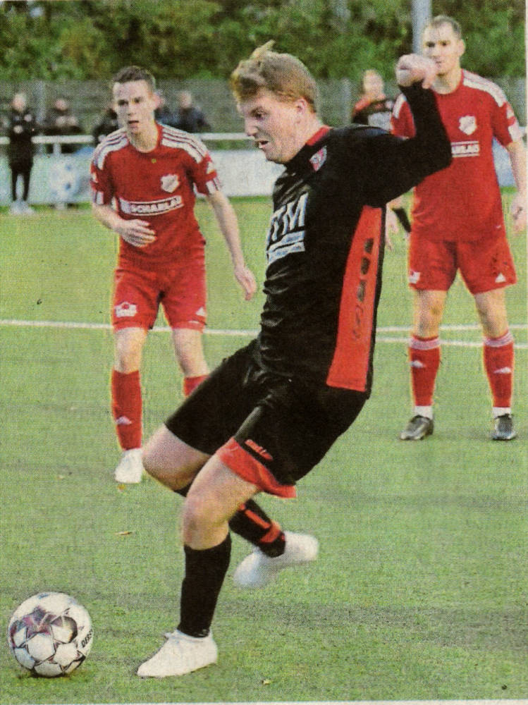 Nah an der Verzweiflung: Jonah Ploß (vorne) und der SV Gescher besaßen im Hinspiel reihenweise dicke Torchancen, am Ende jubelte aber die Westfalia über einen Auswärtssieg.  Foto: Frank Wittenberg