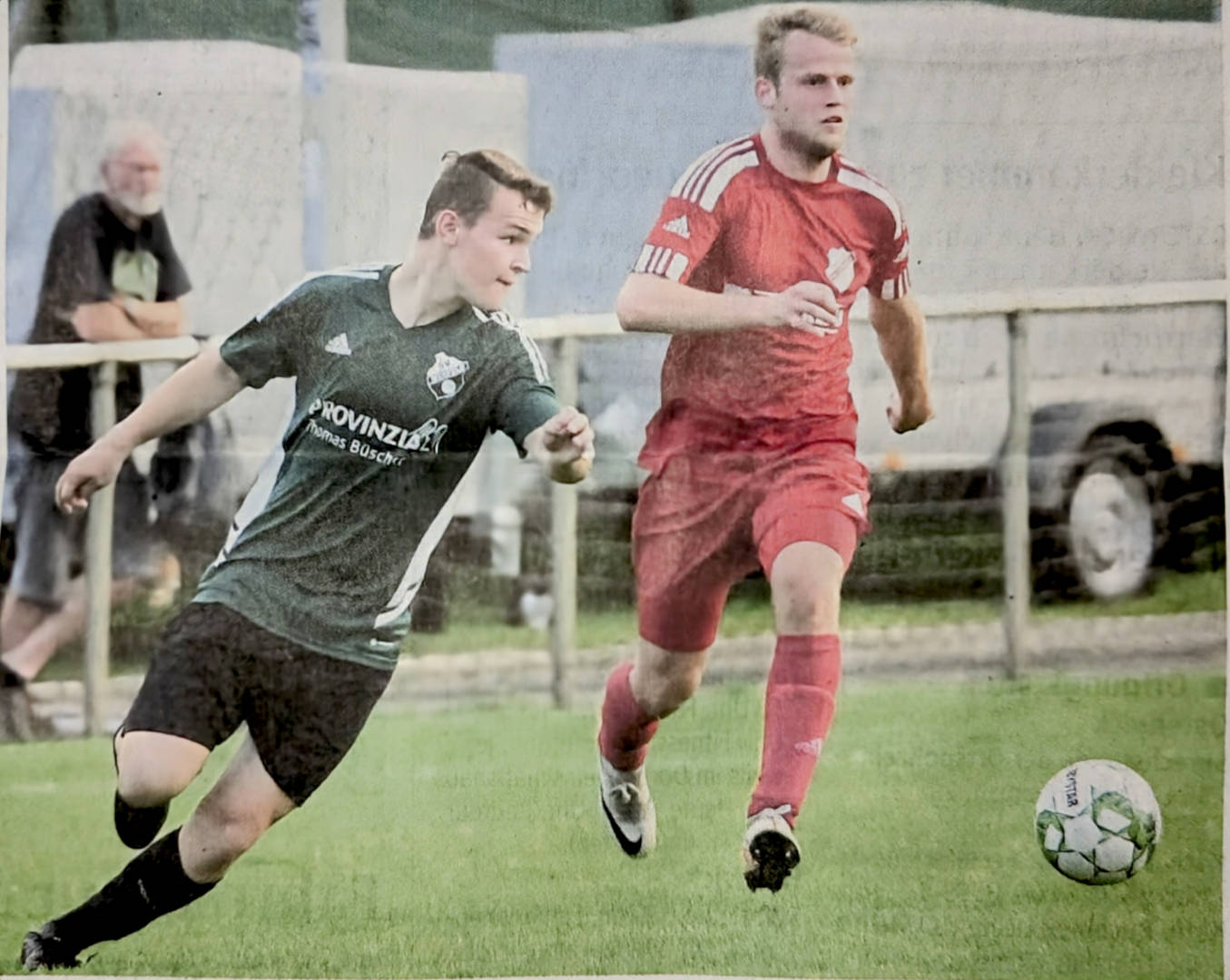 Noah Eggemann (rechts) zeigte gegen die Sportfreunde aus Merfeld eine beeindruckende Show und hatte mit sechs Treffern maßgeblichen Anteil am 7:2-Erfolg von Westfalia Osterwick.    Foto: leg