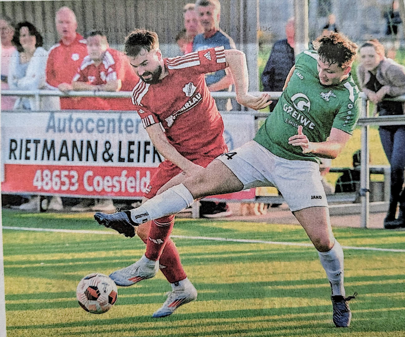 Souverän durchgesetzt: Sebastian Popinski (links), hier im Zweikampf mit Thilo Nieland, trug mit einem Treffer zum 6:2-Sieg der Westfalia gegen SG Coesfeld 06 bei.    Foto: Frank Wittenberg