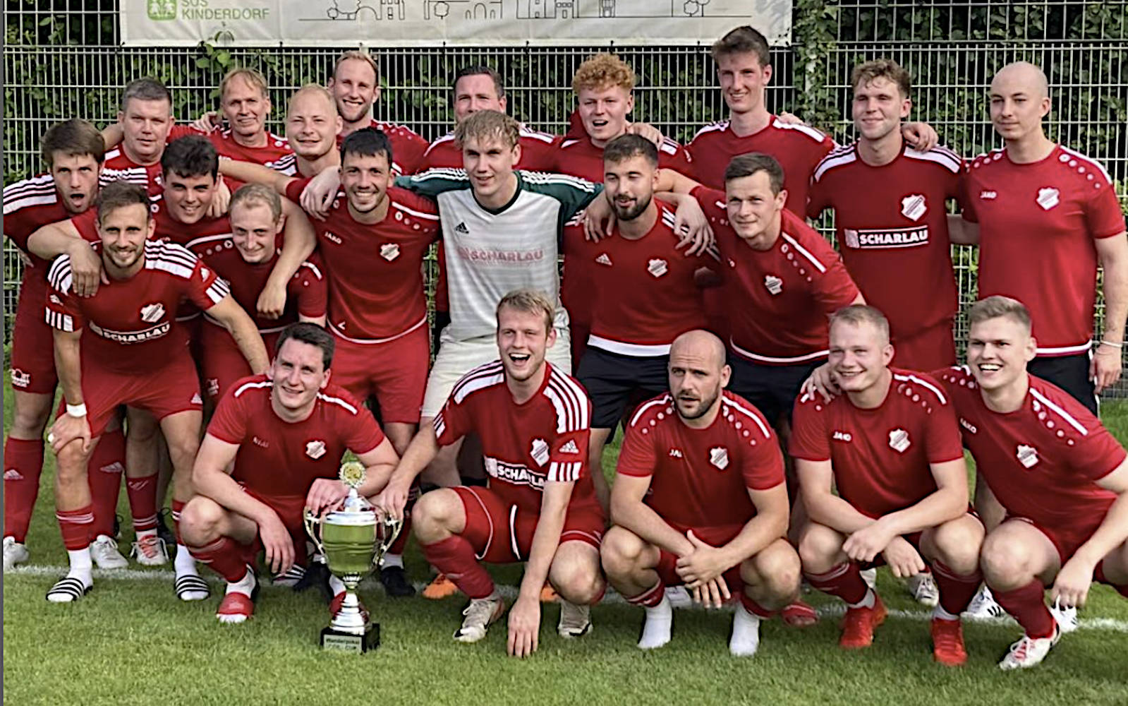 Der Sieger 2024 des COE-Cup heißt Westfalia Osterwick: Mit dem 1:0 gegen 5W Holtwick sicherte sich der Bezirksligist Platz eins in diesem Turnier, das die DJK Eintracht und die SG 06 mit Unterstützung der Sparkasse Westmünsterland und von Getränke Seifer ausgerichtet hatten.    Foto: tw