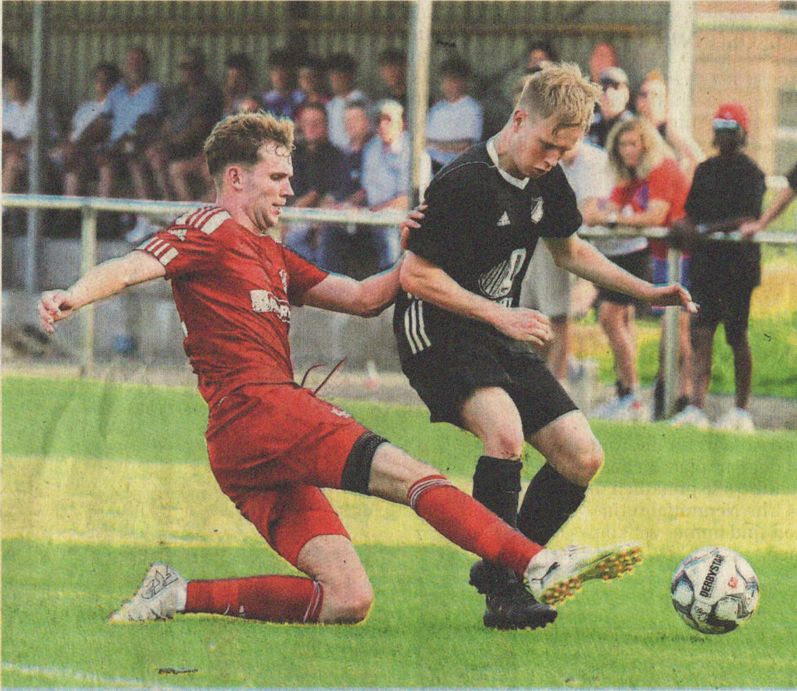 Hinten stand dank konzentrierter Abwehrarbeit die Null: Hendrik Heßing (links), Neuzugang bei Westfalia Osterwick, trennt den Holtwicker Jannik Scharlau vom Ball.    Foto: fw