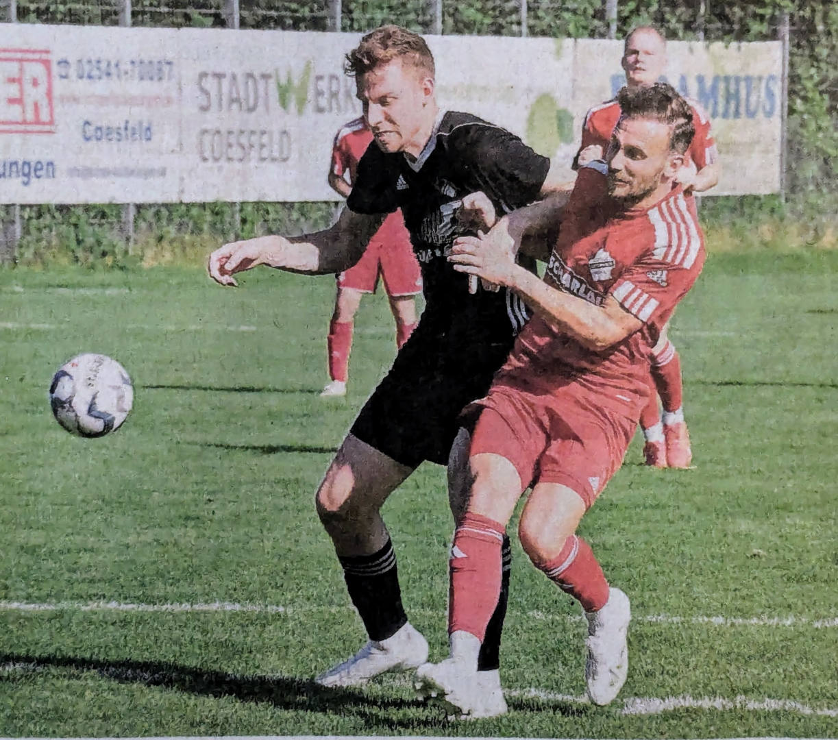 Verbissener Kampf um den Ball: Beim COE-Cup rangelte sich Chris Klöpper (links) mit Kevin Lehmann, dessen Einsatz morgen im Derby ungewiss ist.    Foto: fw