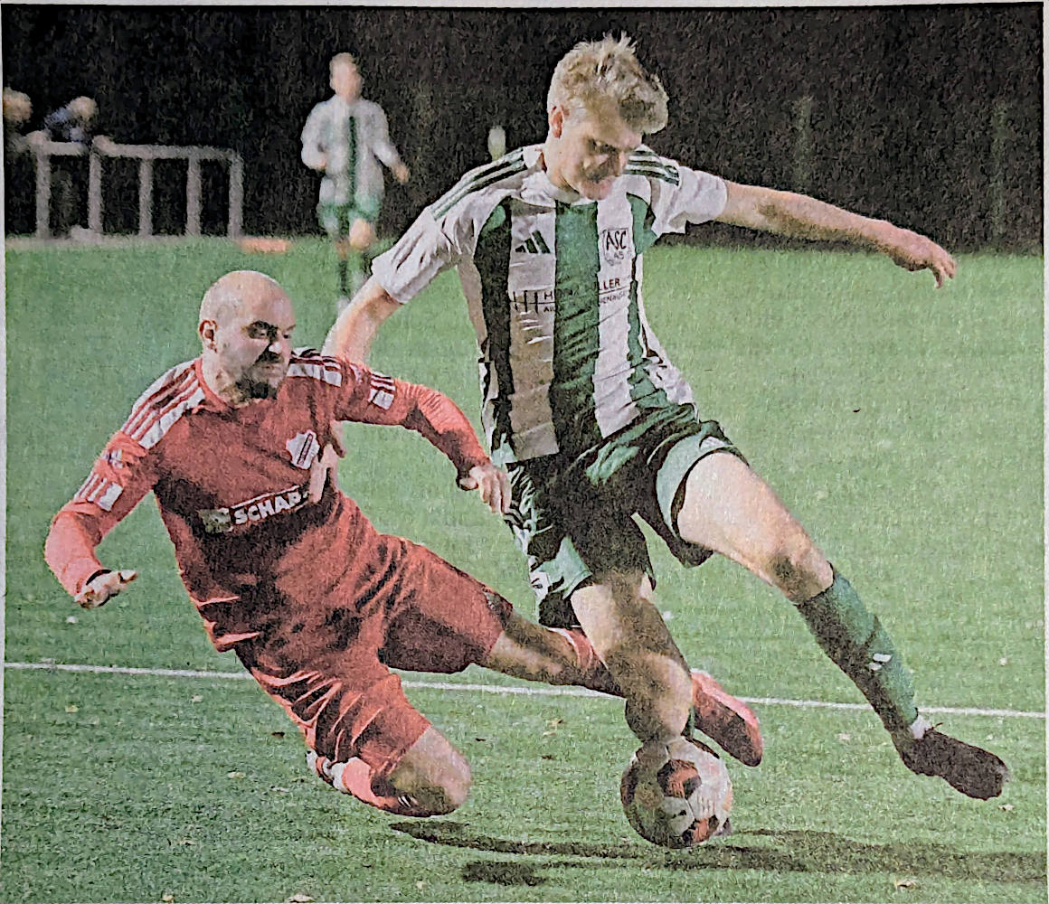 Zu Boden geht Westfalia-Spielertrainer Mario Worms (links) in diesem Zweikampf mit Steffen Lausemann - am Ende durfte er sich mit seinem Team über einen Punkt beim ASC Schöppingen freuen.    Foto: fw