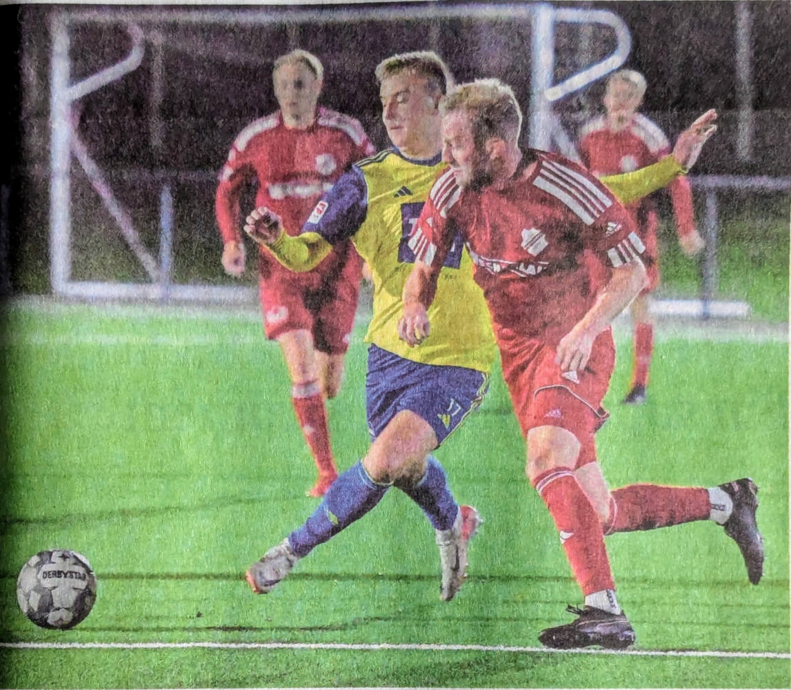 Schwerstarbeit in der Defensivive: Lukas Große-Puppendahl (rechts) und die Westfalia blieben gestern Abend.gegen den Oberligisten SpVgg Vreden und Robin Schultealbert ohne Chance,    Foto: Frank Wittenberg