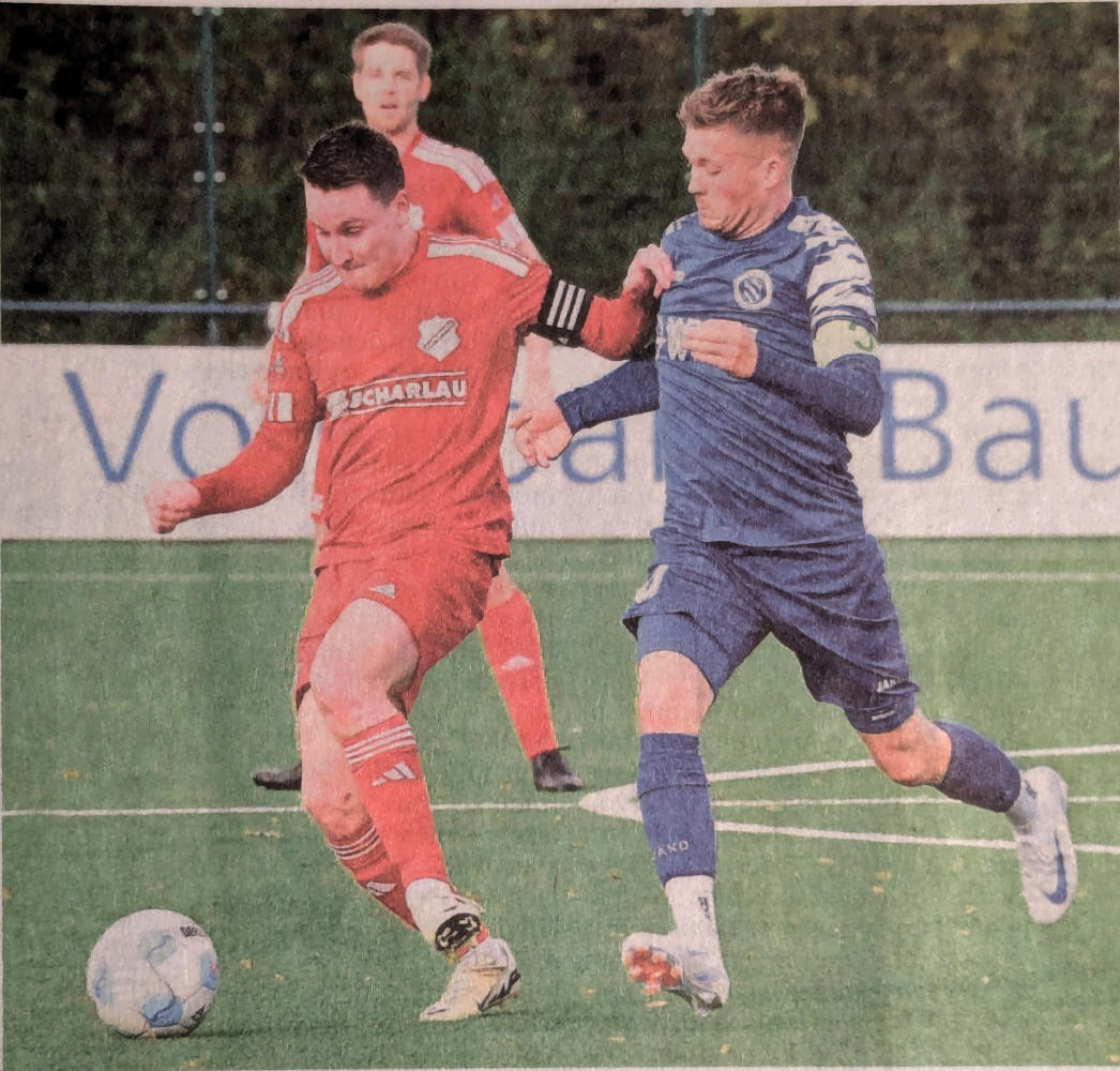 Kapitäne im direkten Duell: Westfalia-Spielführer Lars Knipper (links) behauptet den Ball vor seinem Billerbecker Kollegen Calvin Majewski.    Fotos: fw