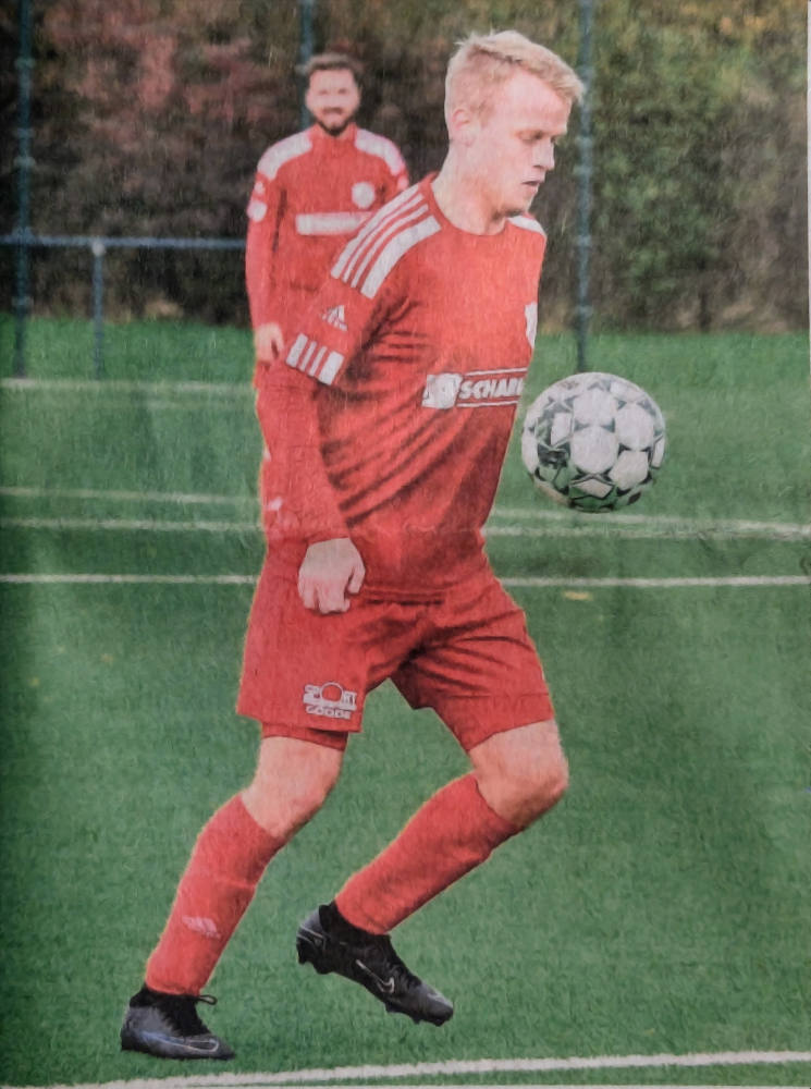 Der Ball war gestern sein bester Freund: Noah Eggemann erzielte alle ünf Treffer für Westfalia Osterwick.    Foto: Frank Wittenberg