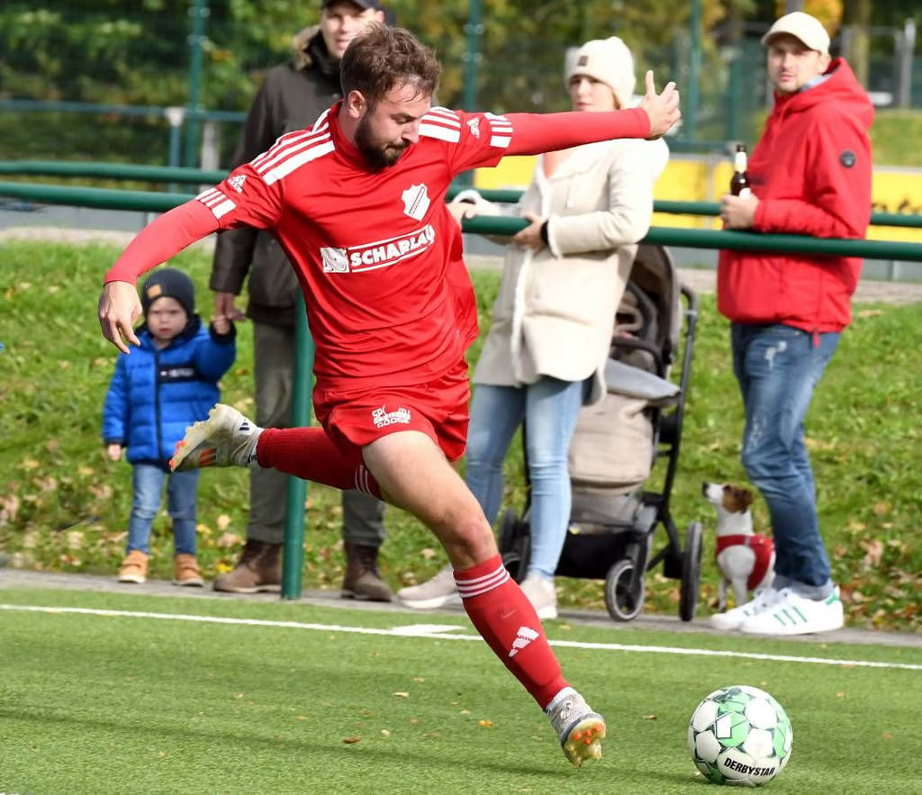 Bereitete gestern mit einer Flanke von der linken Seite das zweite Tor für Westfalia Osterwick durch Kevin Lehmann vor: Sebastian Popinski. Foto: fw