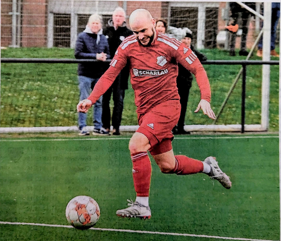 Nah an der Verzweiflung: Was Mario Worms und die Westfalia auch probierten, gegen das Schlusslicht VfB Alstätte wollte nur wenig zusammenlaufen.    Foto: fw