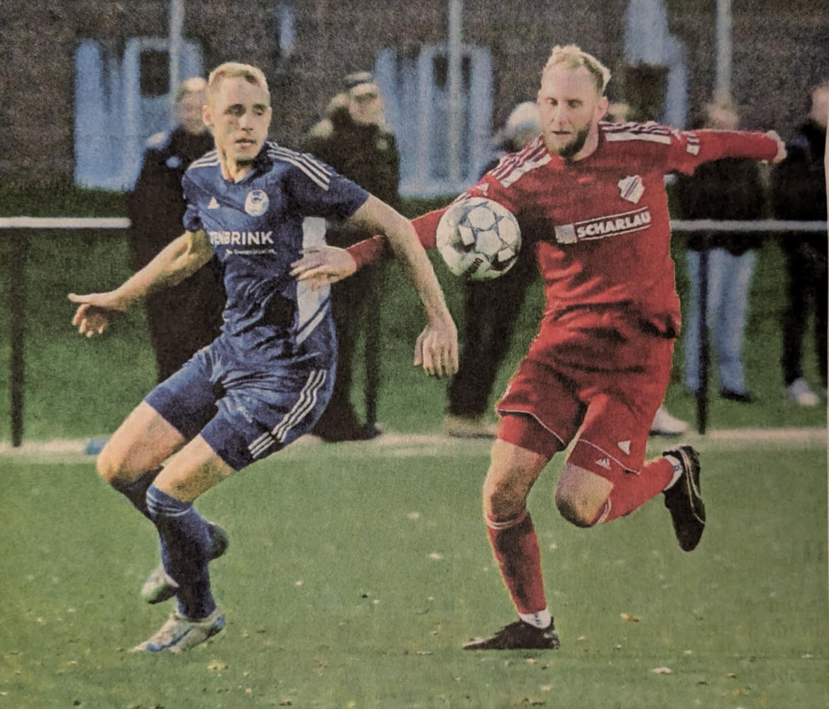Der Abwehrchef: Westfalia-Spielertrainer Lukas Große-Puppendahl (rechts), hier im Laufduell mit dem Stadtlohner Marvin Robert, organisierte die Deckung an der Seite von Timo Grabowsky.