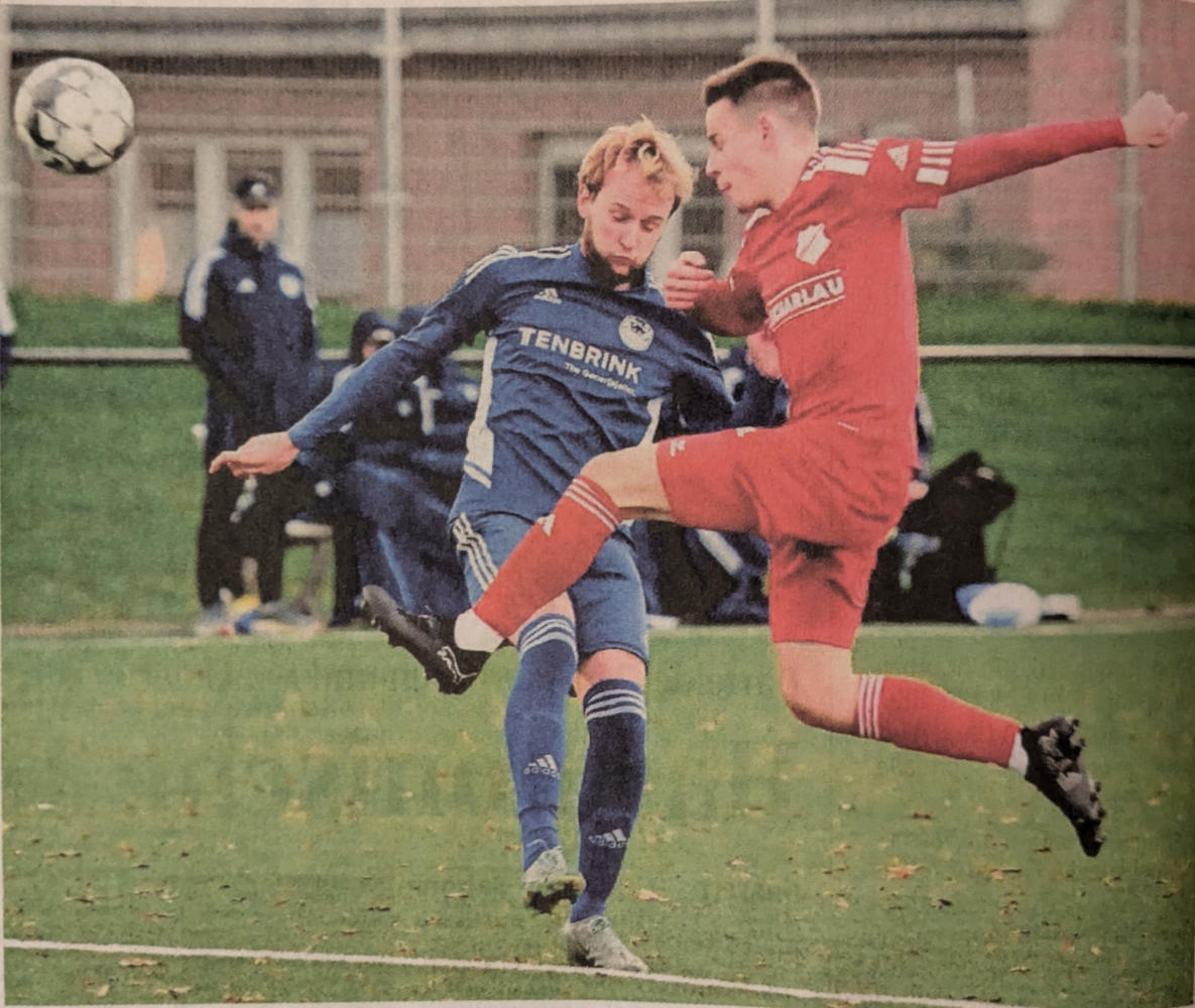 Kompromisslos abgeräumt: So wie hier Timo Fedders (rechts) gegen Maximilian Rhein ließ die Westfalia ge- gen SuS Stadtfohn in der Defensive nichts anbrennen.    Fotos: fw