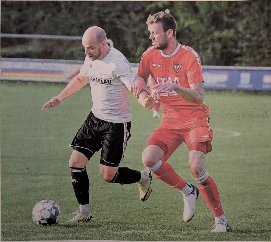 Ob es zum direkten Duell zwischen Mario Worms (links) und Jonas Greiwe kommt, ist noch fraglich - der Einsatz des Gescheraner Abwehrmannes morgen entscheidet sich kurzfristig.    Foto: fw